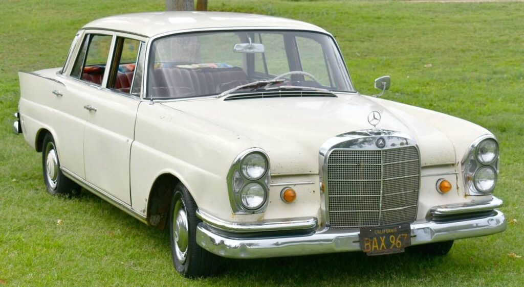 Mercedes-Benz 220